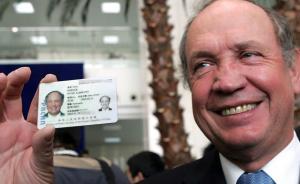 外籍人士：拿著中國綠卡派不上用場，不能開戶不能買火車票