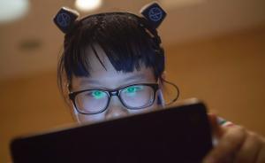 孩子放假不愛外出：聚在一起也是各捧手機(jī)，眼珠快粘到屏幕了