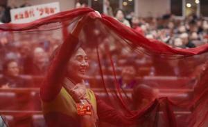 直擊｜舉絲巾、甩西服、人抬人，廣東政協(xié)再現(xiàn)“搶麥大會”