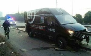 上海嘉定一輛順豐貨車撞上隔離欄被扎穿，司機(jī)無大礙