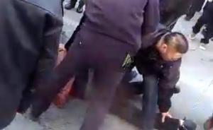 遼寧鞍山一轎車鬧市瘋狂沖撞行人，警方持沖鋒槍鳴兩槍截停