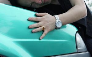 上?！芭龃筛纭眱赡曛圃焓鹿适嗥鸨徊?，曾因敲詐勒索入獄