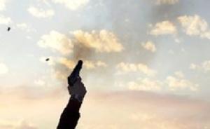 四川搶劫案男嫌犯持刀襲警，民警鳴槍示警無效將其擊傷后死亡