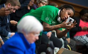 任泽平：全球市场进入技术性熊市，军工、黄金股获利好