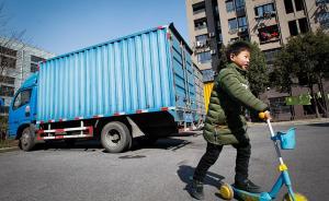 上海一小區(qū)被多輛廂式貨車強行停放占道，物業(yè)稱不方便阻攔