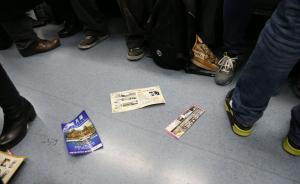 上海市民制止地铁小广告频现冲突，律师：可不动声色网上举报