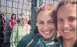 最牛的自拍“背景”：“股神”巴菲特，微笑的英國女王