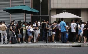 美國駐華使館簽證系統(tǒng)或已恢復(fù)，上海美領(lǐng)館門前排起長隊