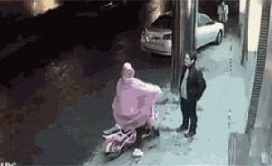 女子街頭遭陌生男強(qiáng)抱猥褻70秒9人經(jīng)過無人制止，警方介入