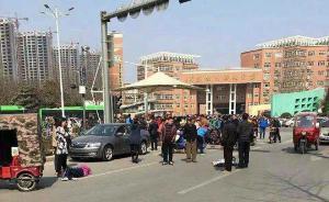 河南一中学放学时白色越野车冲进校园乱撞，警方：嫌犯已抓获