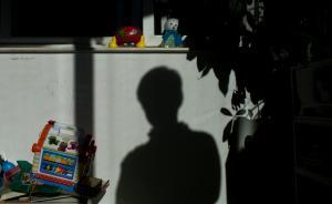 反家暴法實(shí)施：孩子疑似被家暴，學(xué)校幼兒園不報警可能被處分