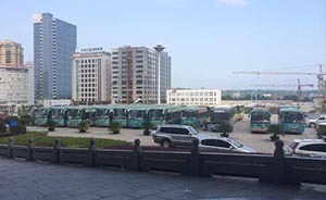 湖北來鳳全城公交停運：不滿遭強行收購，聚集縣政府大樓抗議