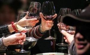 大学校园应酬文化调查：酒桌习气蔓延，部分学生称聚餐成负担