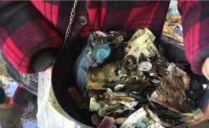 鄭州一集貿市場火災燒損大量紙幣，商戶從灰燼中刨錢