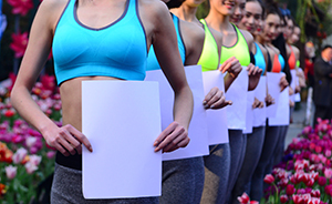 外媒批“A4腰”向女性过分施压，对健康无济于事