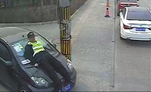 北京一男子駕車抄近路遭拒，將停車場管理員頂上前蓋開1公里