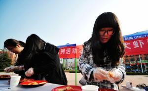 一高校山东青岛举行剥虾大赛，男女冠军分别被授“扒虾达人”