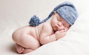 吃奶睡、抱著睡、電視看得多，都可能讓嬰幼兒睡不好