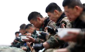 上海武警超極限訓(xùn)練：除了體能，還要手撕活雞、對(duì)著牛糞吃飯