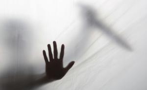 河南一截瘫男子花7万元“雇凶杀己”，被捅10余刀至今昏迷