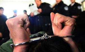 男子要三亚民警出示执法证：称警察证不行，阻碍执行公务被拘