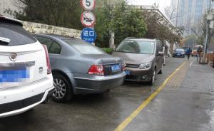 贴罚单之外，上海交警利用小区用地红线“挤”出停车位