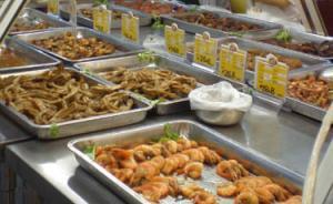身无分文小伙超市偷食品充饥，老板求情警方不追责还留他工作