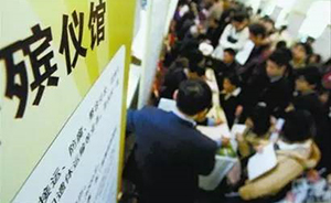 殡葬中介生意经：向护工医生买死者消息，冒充民政推销一条龙