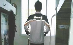 四川一中學(xué)被指配發(fā)學(xué)生反光校服抓早戀，校方稱為路上安全