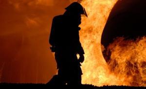 广东消防官微发5条微博斥一火灾视频拍摄者：我们可以做更多