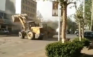 河北上演現(xiàn)實版變形金剛大戰(zhàn)：疑因爭攬客戶引發(fā)