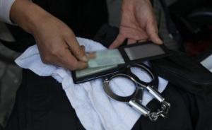 貴州一男子稱要求交警出示警官證遭毆打并扣車，警方：正核實(shí)