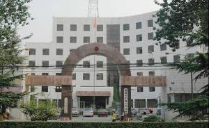 河南濮陽一審判廳院外被告方十多人圍毆原告方，警方立案調(diào)查