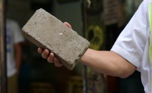 男子用現(xiàn)金買房稱缺錢，騙女友4萬元獲刑：現(xiàn)金竟是磚頭