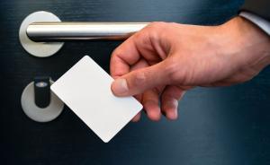 這個(gè)月入職高檔酒店服務(wù)員，下個(gè)月他就用工作房卡進(jìn)客房偷錢