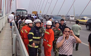 武汉一男子持刀劫持长途大巴，司机乘客均获救劫匪被劝服