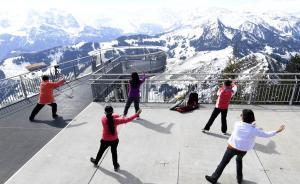 早安，全世界都在看↑五一景区爆满，中国游客瑞士雪山打太极