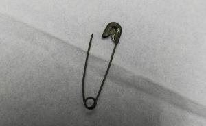 5月齡男嬰誤吞開口別針來滬就診，醫(yī)生用胃鏡鉗從其口腔取出