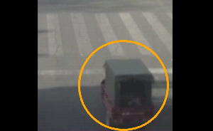 孩子墜落被卷進車底驚險生還，大意母親渾然不知被罰100元