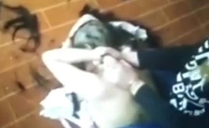 湖南地产老板与女员工婚外情，其儿女扒光女员工衣服暴打被拘