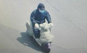 徐州黃金柜臺搶劫案犯罪嫌疑人照片曝光：黑色雨衣藍(lán)口罩