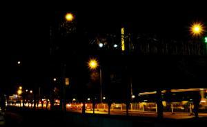 廣東一女生兼職晚歸校遭陌生男掐脖險被拖入面包車？警方調(diào)查