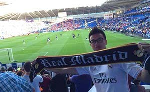 對(duì)話超級(jí)杯現(xiàn)場(chǎng)皇馬球迷：我們土豪就是只買貴的，不買對(duì)的