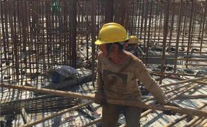 怕衣裤弄脏座椅，浙江海宁58岁建筑女工公交车上站了16站