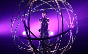 這張不顧潮流的粵語(yǔ)老歌碟，寄托了林憶蓮多少水中撈月的感傷