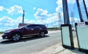 河北張家口市草原天路取消收費后，檢票員改發(fā)環(huán)保袋