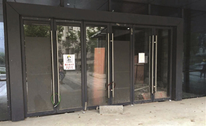 南京玄武湖一未批先建政府楼荒废成垃圾场，耗资超5000万