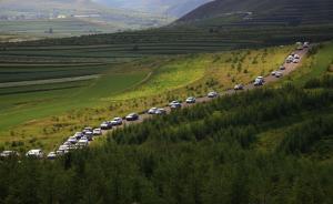 草原天路曾因垃圾多幾近被毀，取消收費后游客陋習成現實難題