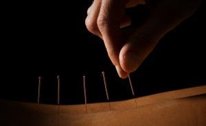 作家六六自曝給友人扎針，衛(wèi)生法學(xué)協(xié)會(huì)：若無(wú)證照屬非法行醫(yī)