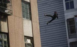 湖南長(zhǎng)沙縣一男子被囚酒店暴力逼債，逃跑時(shí)墜亡